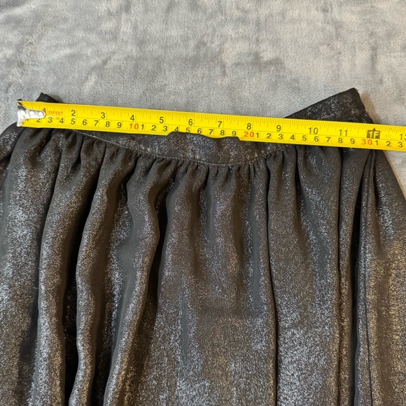 Zara Metallic Black A-Line Skirt

#1252 - Picture 2 of 7